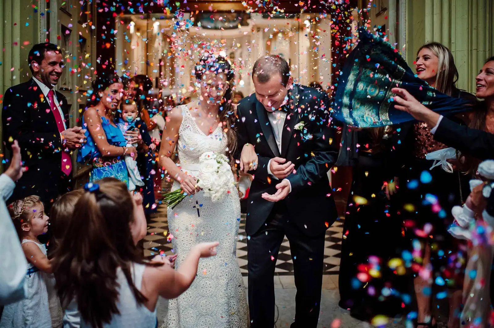 Salida de la ceremonia con lluvia de papelitos, boda en Rosario