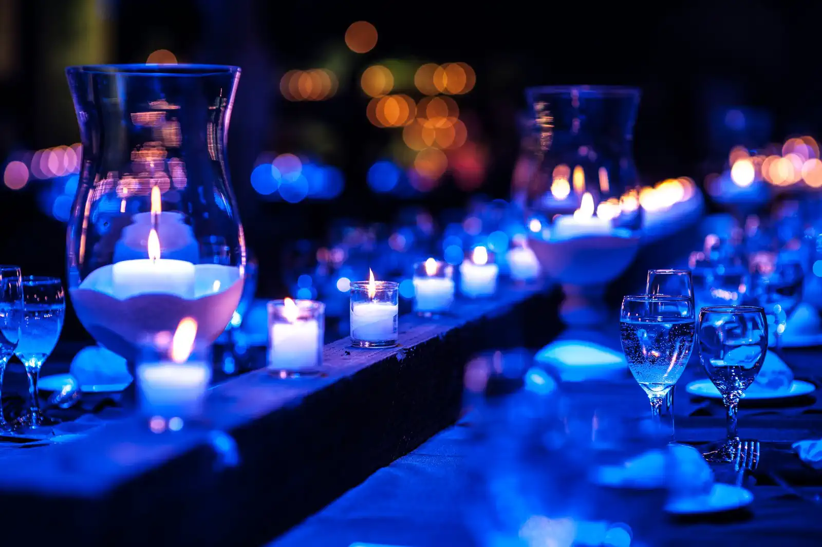 Detalle de mesa con velas en salón de casamiento