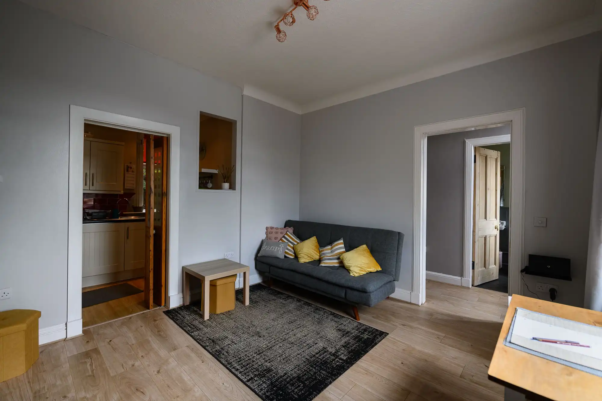 Living con sofá gris, departamento en Galashiels