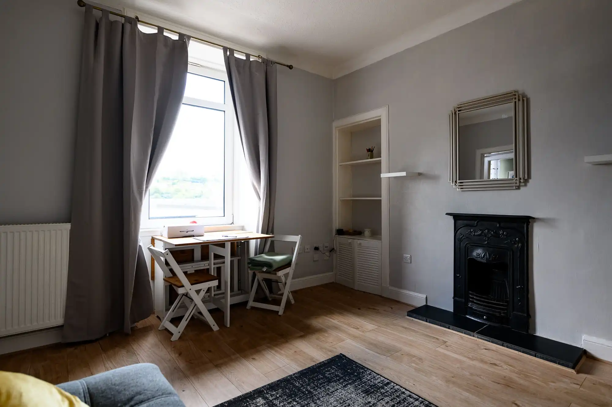 Escritorio junto a ventana, departamento en Galashiels