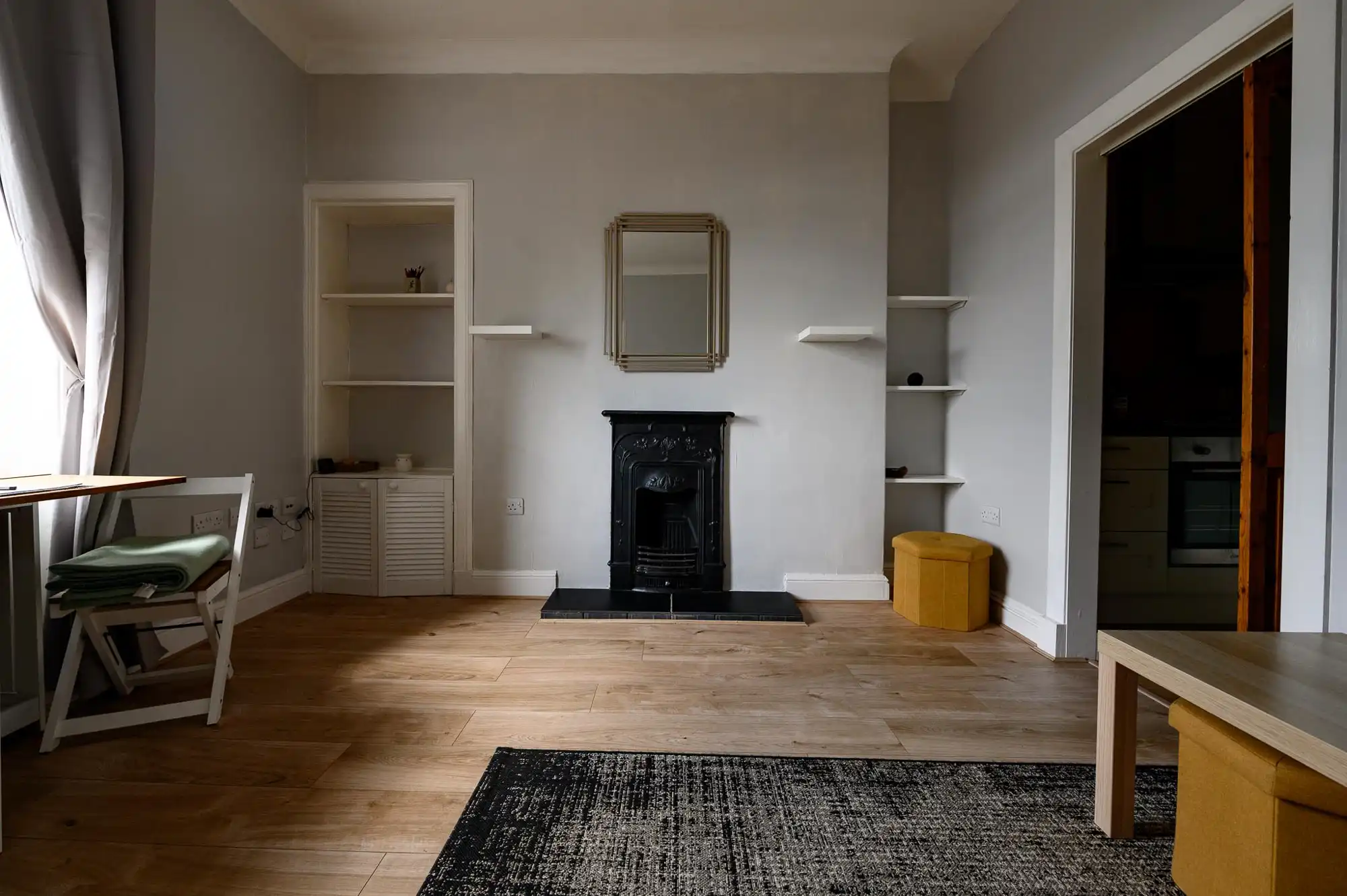 Living con chimenea y estanterías, Galashiels