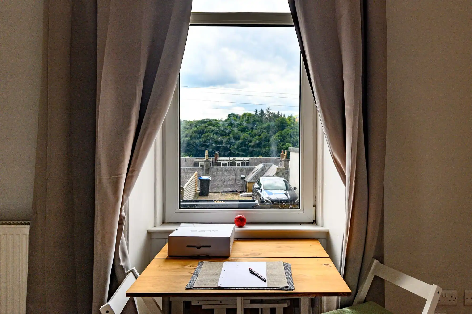 Escritorio con vista a la calle, Galashiels