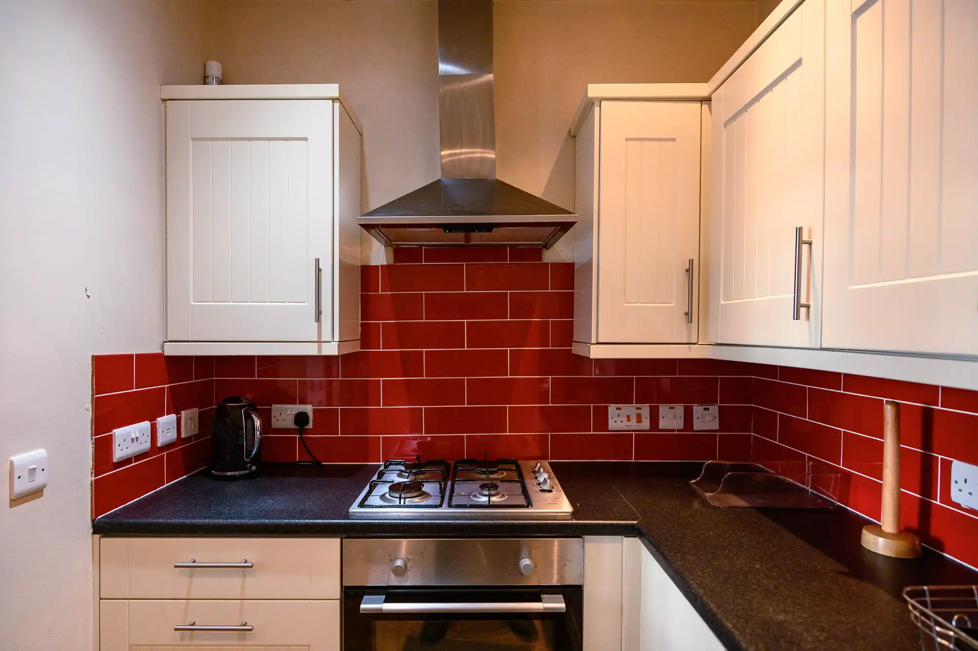 Rincón de cocina con azulejos rojos, Galashiels