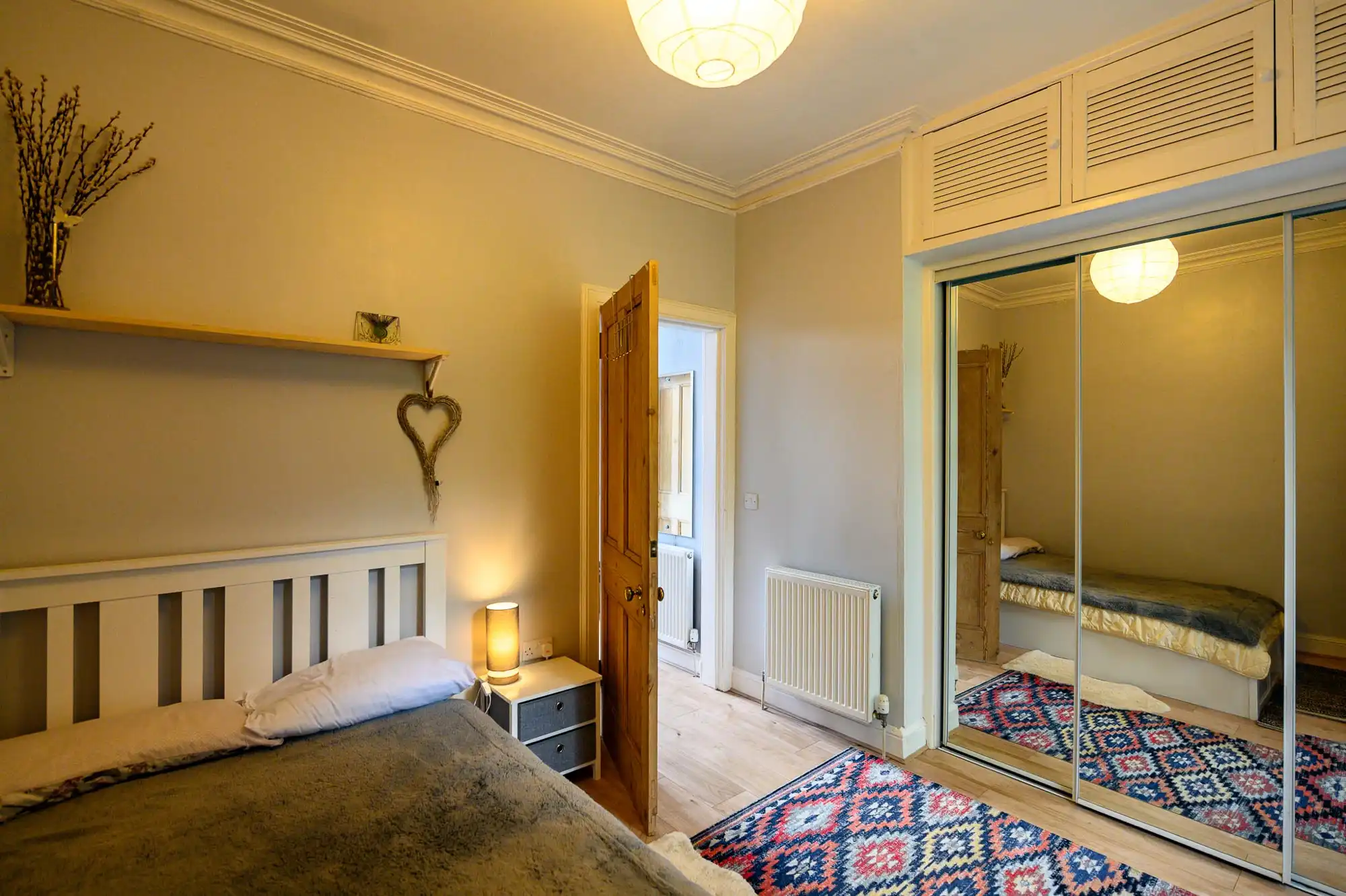 Dormitorio con placard espejado, Galashiels