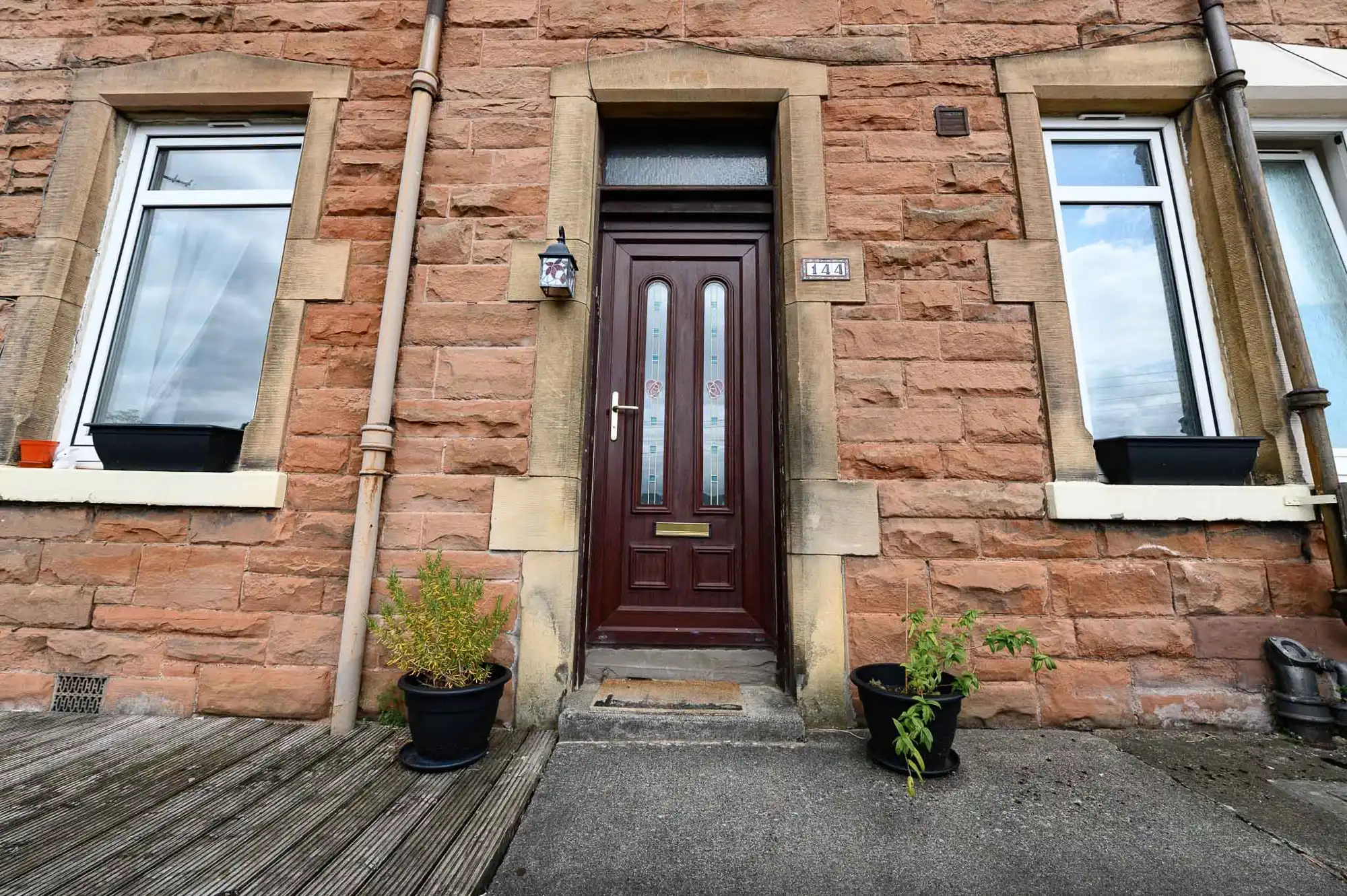 Fachada de piedra con puerta bordó, Galashiels