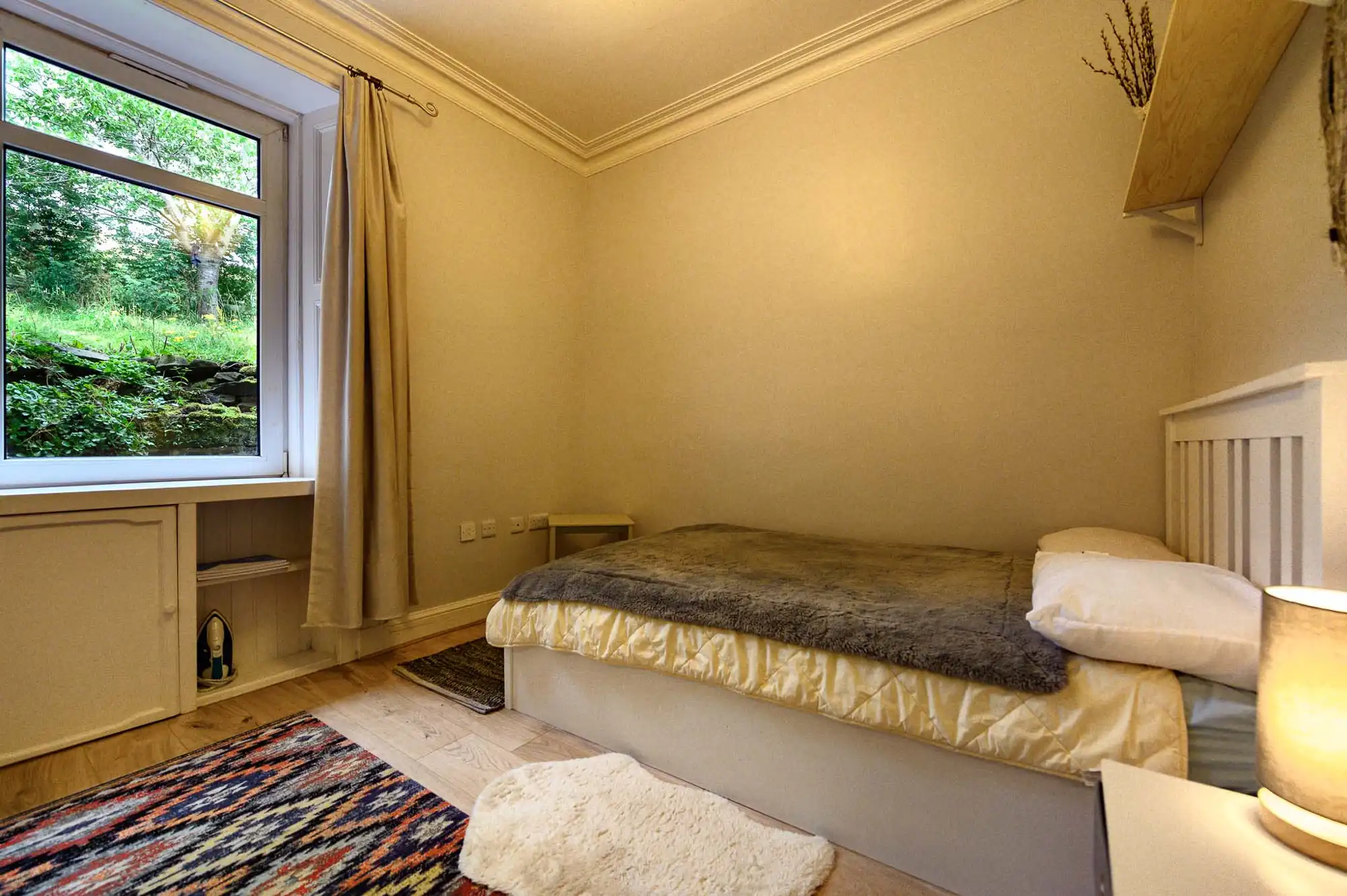 Dormitorio con ventana al jardín, Galashiels